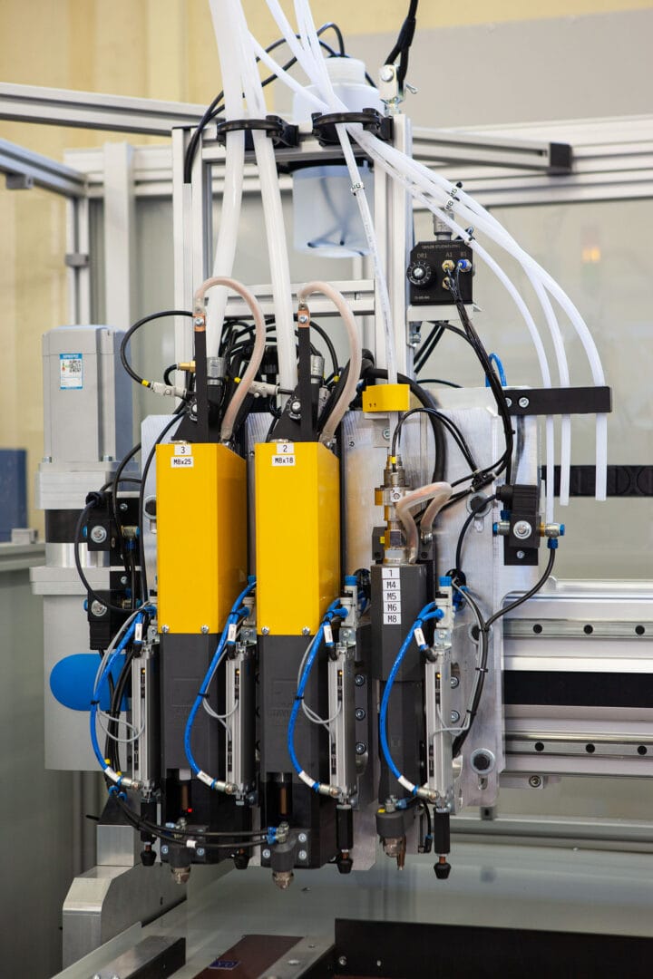 CNC do automatycznego przypawania trzpieni