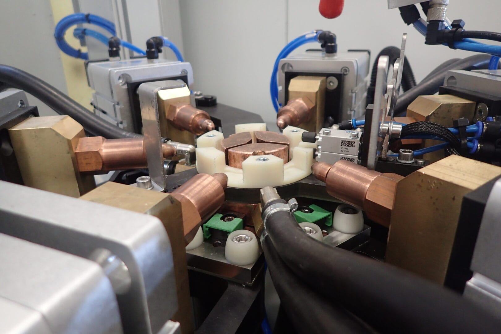 Automated spot welder for mesh welding